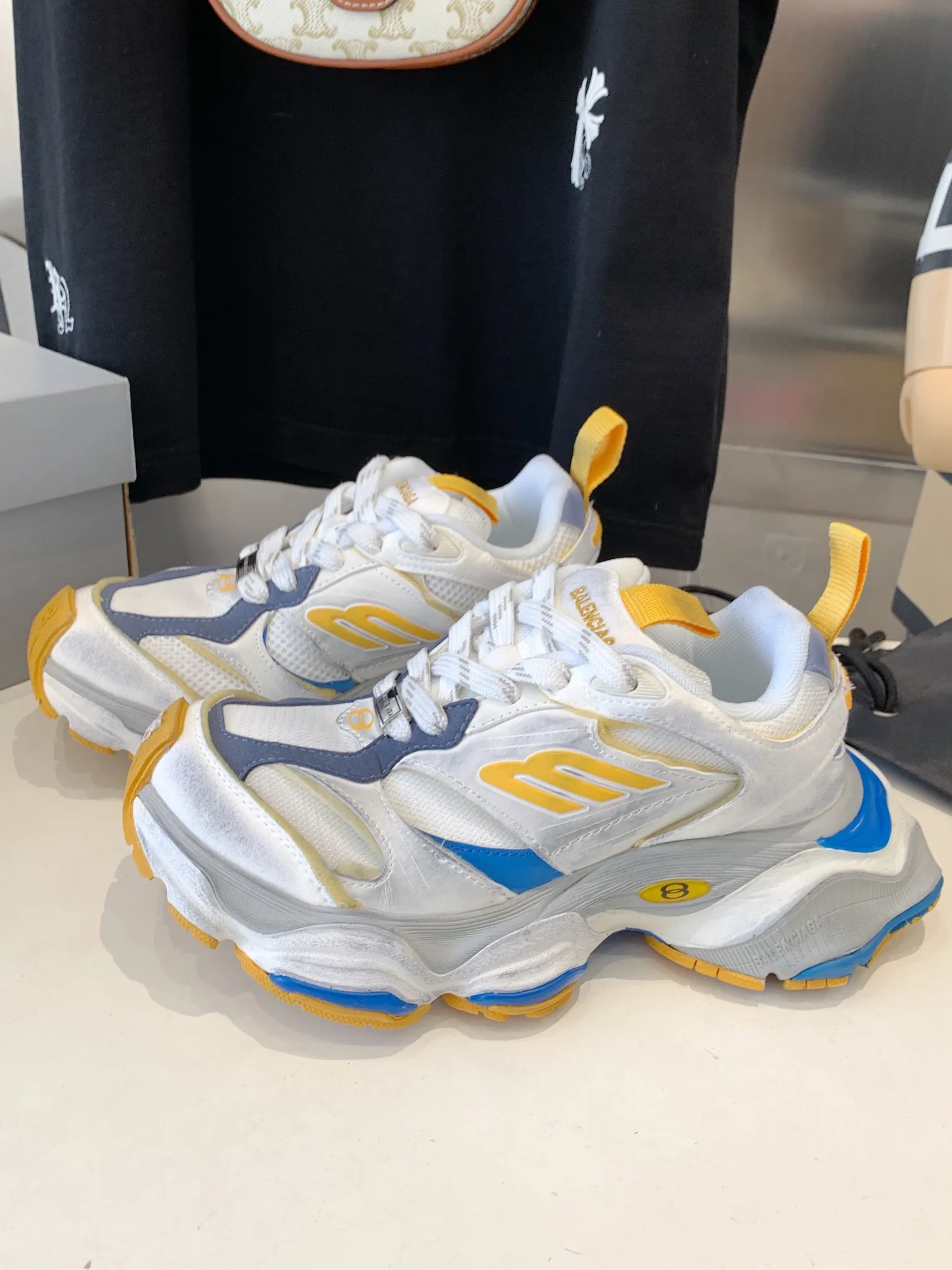 👟👟Ex-factory price 820👟👟 Paris 5XL correct version Balenciaga CARGO 23ss catwalk style 🔺 ℹ️The distressing process is done by hand. The degree of distress, scratch size and range of each shoe has a certain difference, which is normal. The upper is filled with high-density imported sponge, and the tongue is embroidered with Balenciaga words, as well as small engraving details. This plaque is developed by a separate mold, and there is 3M reflective material on the side. The three-dimensional logo and size mark on the heel, accessories dust bag and included shoelaces are upgraded and thickened shoe boxes. They are all made of original files and original lasts. CNC developed 1:1 proportion weight. Original EVA environmentally friendly deodorizing ring type insole. Newly developed 7-layer private mold. Combined anti-slip outsole. Information ℹ️ A large version design that has become more popular in recent years. This cargo is fatter than 3xl. It has a very good wrapping feel and is also very retro and fashionable. The sole is definitely very wear-resistant. Size: 35 -46